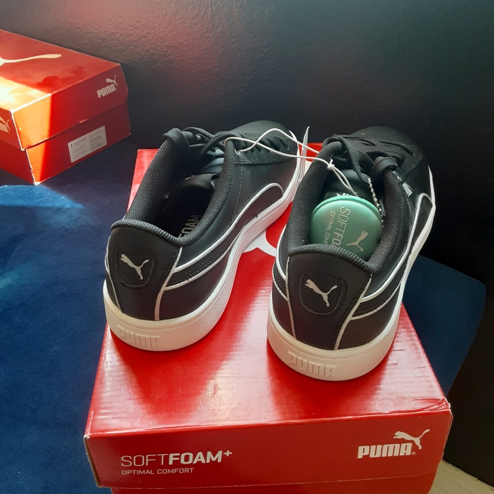 Black Puma sneakers tennis shoes - Picture 3 of 5